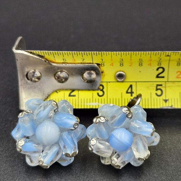 Beautiful Vintage Unsigned Blue Glass and Silver Toned Clip On Earings - Picture 5 of 6